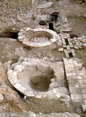 Achados arqueológicos durante reabilitação de área degradada no centro hístórico de Sevilha, Espanha. Projeto \"Virgenes y trompero\", de Carrascal / Fernandez de la Puente