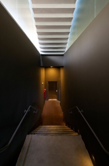 Escada que leva à sala de exposição do subsolo