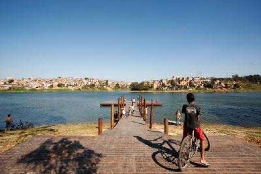 Deque e áreas de lazer na represa