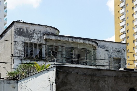 Fachada em processo de deterioração