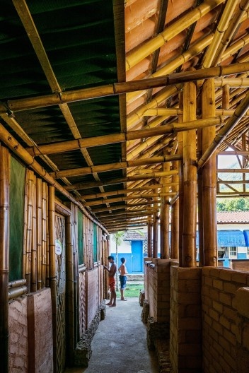 Centro comunitário Camburi, Ubatuba SP Brasil, 2018. CRU! Architects, Sven Mouton, Reintje Jacobs, Britt Christiaense e Jan Detavernier