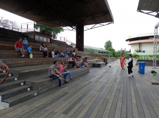 Uma performance - Dom Quixote e Sancho Pança fazem malabarismos