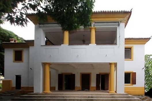 Fachada posterior do imóvel, com a indicação das colunas e acréscimo do terraço no pavimento superior do imóvel, em 2016