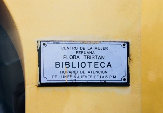 Placa do Centro de La Mujer Peruana “Flora Tristan”