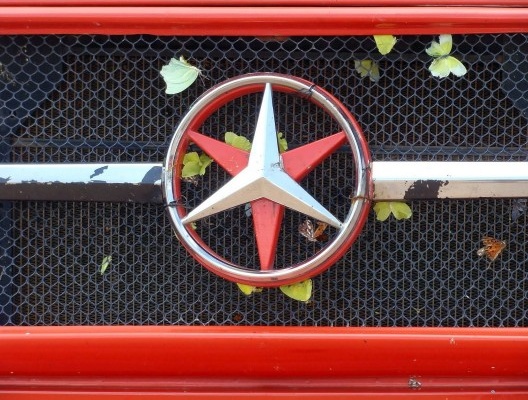 ... ou borboletas atropeladas pelo Mercedão com estrela de seis pontas...