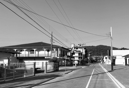Poluição visual causada por postes e fiações aéreas de energia elétrica e de telefonia, Luiz Alves SC, 2020
