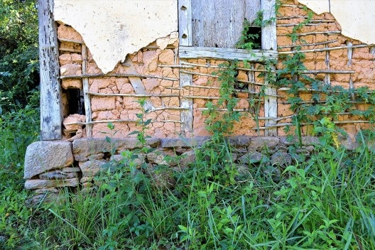Parede externa de pau a pique sobre fundação de pedra, Distrito de Cachoeira do Brumado, Mariana MG, 2014