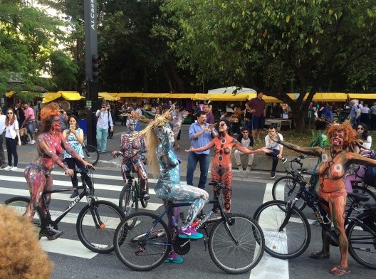 Mulheres fantasiadas na Avenida Paulista