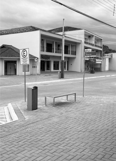 Áreas de circulação e estar social áridas, sem biodiversidade e sem sombreamento, pouco atraentes e aprazíveis à permanência e convívio da população, especialmente no verão, Luiz Alves SC, 2020