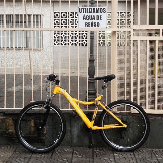 Bicicleta encostada em gradil, Bela Vista, São Paulo