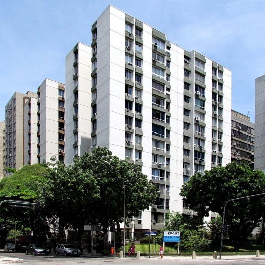 Conjunto de edifícios afastados das divisas sem varandas, Rio de Janeiro, início da década 1970