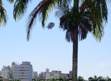Dirigível sobre a cidade, sobrevoando a praça Carlos Gomes