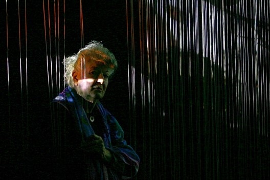 Marinella Pirelli diante de sua instalação Projeção sobre fios, detalhe, 2007