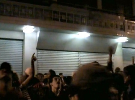 Concentração de ativistas no dia de ocupação de um imóvel ocioso e deteriorado