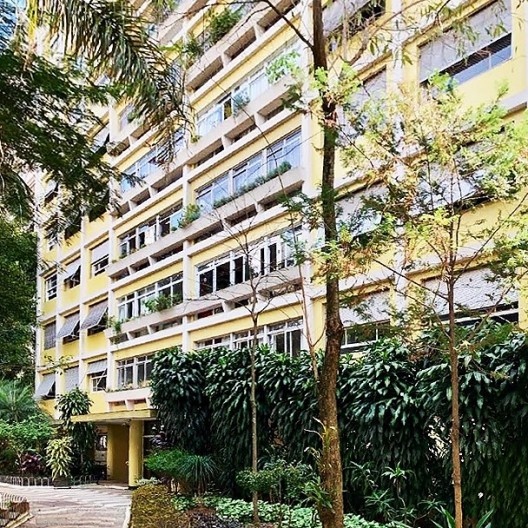 Fachada do edifício Topázio, com floreiras