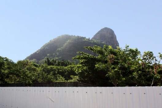 Sanatório de Curicica, tapume dividindo a área arborizada onde se localiza a capela, Rio de Janeiro. Arquiteto Sergio Bernardes