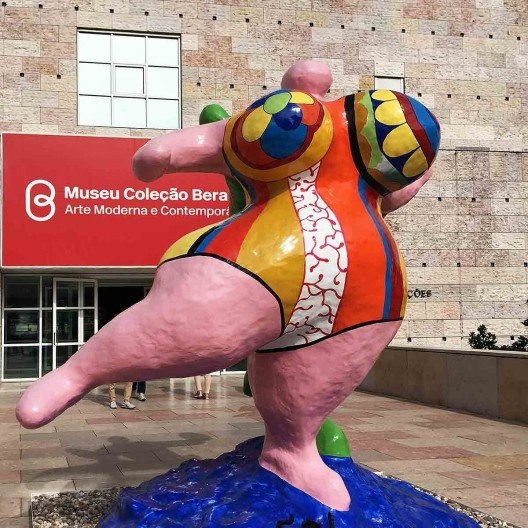 Escultura de Niki de Saint Phall na porta do Museu Coleção Berardo, outubro de 2017