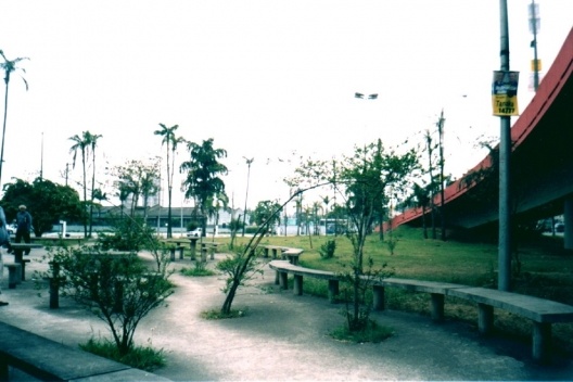 Praça “18 do Forte”. Vista da praça implantada como resultado da parceria com o Pão de Açúcar. Observa-se o caráter de “espaço anexo”, sem apropriação pela população