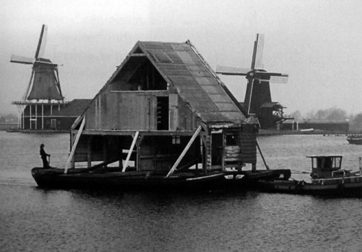 Transporte de casas por meio de bote até o Zaanse Schans