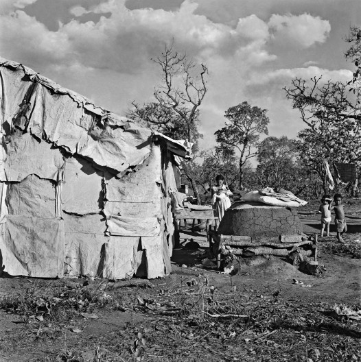 Moradores da Sacolândia, nos arredores de Brasília, c. 1959