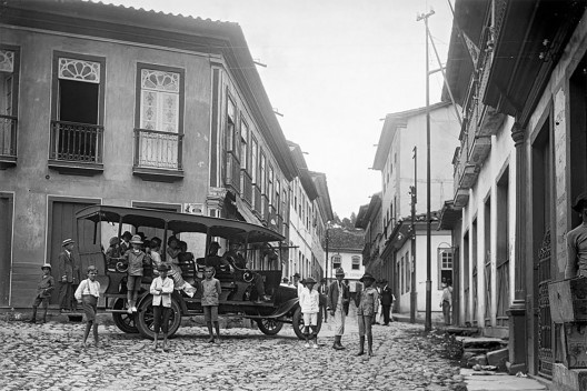 Autobonde na praça Antônio Eulálio, Diamantina, 1924