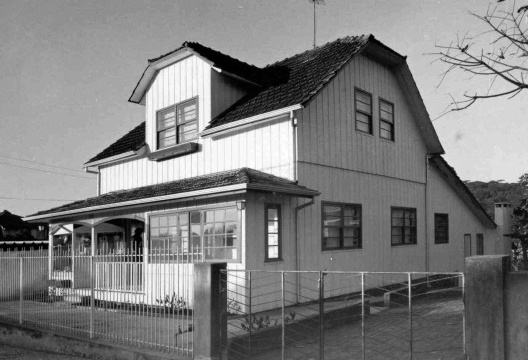 Residência e Loja Xereta em Rio Negrinho SC. Feita com tábuas verticais mata–juntadas