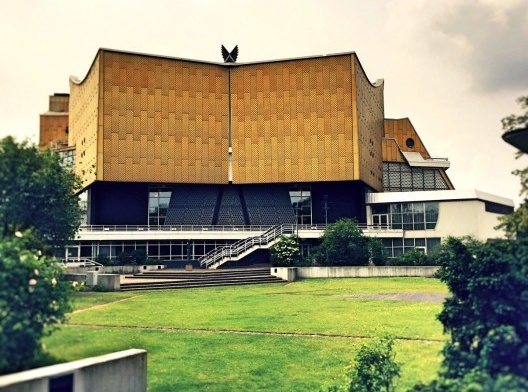 Filarmônica de Berlim, arquiteto Hans Scharoun, com a escultura Phoenix sobre a cobertura