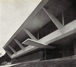 Elementos de apoio inclinados. Grupo escolar Júlia Kubitschek, Diamantina, 1954. Oscar Niemeyer