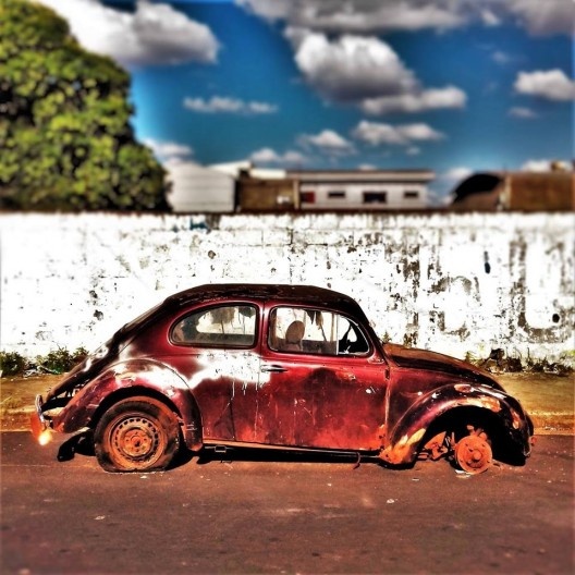 Carcaça de fusca vermelho, série fotográfica “Os fuscas ofuscam”