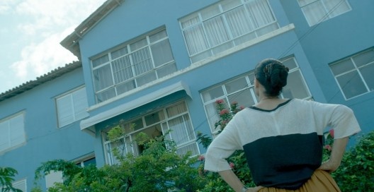 Clara observa o edifício “Aquarius”, filme de Kleber Mendonça Filho
