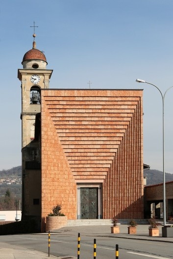 A fachada projetada por Mario Botta para a Igreja de Sant'Antonio Abate, Genestrerio (Ticino, Suíça, 2003)