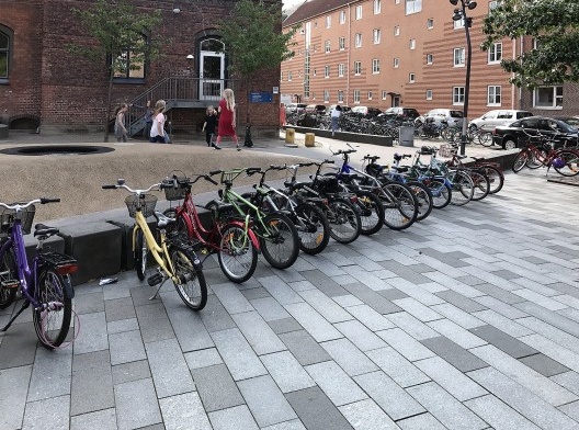 Alunos de ensino fundamental vão à escola de bicicleta pelas ciclovias da cidade