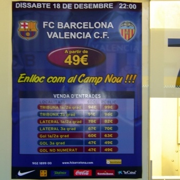 Vista do estádio Camp Nou e cartaz com preço do jogo entre Barcelona e Valência