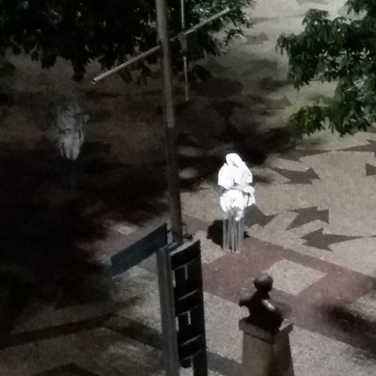 Protesto imaginário contra o assassinato da menina Ágatha