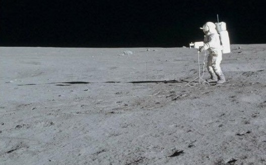 Astronauta registra a paisagem lunar com sua câmera, do ponto de vista não mais de um satélite em órbita, mas de um humano