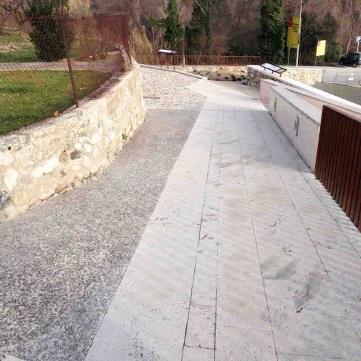 Vista de Besalu, com pavimentação contemporânea compatibilizada com a antiga