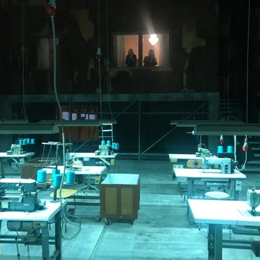 Gian Maria Tosatti, Storia della notte e destino delle comete, sala de confecção têxtil, detalhe