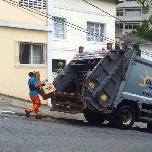Lixeiro e caminhão de lixo, Alameda Campinas, São Paulo