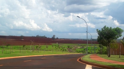 O lado oeste da fazenda Olhos d’Água com condomínios de casas murados