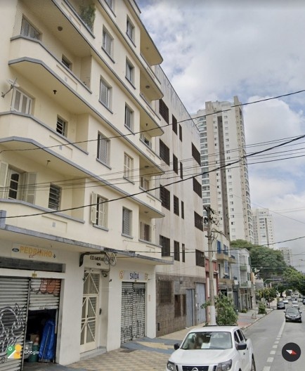 Edifício Morais, à rua Faustolo, 955, bairro da Lapa. Embora de menor altura em relação às torres residenciais ao fundo, este edifício, projetado de acordo com o Código Arthur Saboya, de 1929, apresenta o padrão de alta densidade
