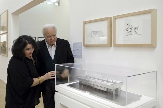 Valentina Moimas e Decio Tozzi diante da maquete da Escola Técnica de Comércio, Santos SP. Arquitetos Decio Tozzi e Luiz Carlos Ramos