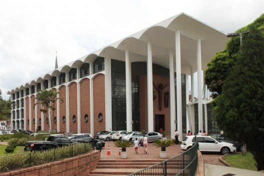 Catedral de São Paulo Apóstolo / Igreja Matriz, Blumenau. Arquiteto Gottfried Böhm. Perspectiva externa a partir de terraço junto a torre de sinos