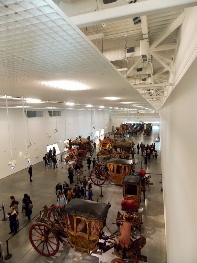 Um dos saguões expositivos do novo Museu dos Coches, visto da passarela em mezanino