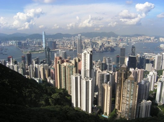 Panorama de Hong Kong, desde o Monte Victória, com edifícios icônicos: International Commerce Centre (torre ao fundo), de KPF, o 2IFC (International Finance Centre), de Cesar Pelli (torre ao centro), HSBC, de Norman Foster, e Banco da China, de I.M. Pei,