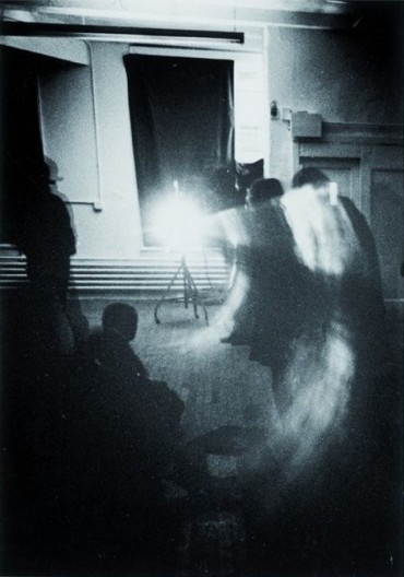 Line Describing a Cone sendo projetada no Artists Space, Nova York, 1974