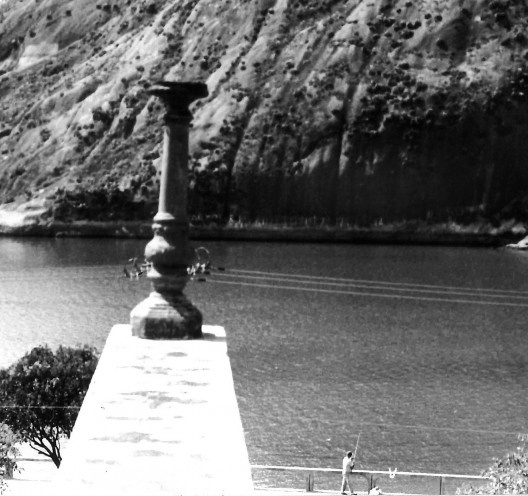 Pescador no canal da entrada do Porto