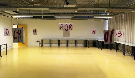 “Olhai por nós – anamorfose”, instalação de alunos de graduação de arquitetura, Semana de Integração “O que nos tensiona”, FAU Mackenzie, São Paulo