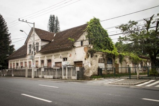 Casa Salinger, Blumenau. Arquitetura de imigração alemã localizada junto ao antigo terminal fluvial da Itoupava Seca. Construída em 1885, a edificação encontra-se em situação de abandono e arruinamento