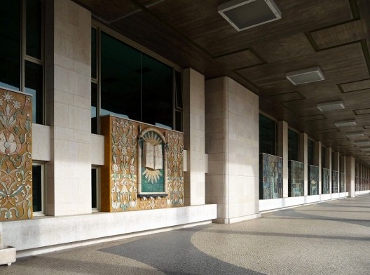 Palácio da Justiça de Lisboa, 1962-1970, perspectiva da galeria com painéis cerâmicos de Jorge Barradas, Júlio Resende e Querubim Lapa. João Andresen e Januário Godinho (arquitetura)