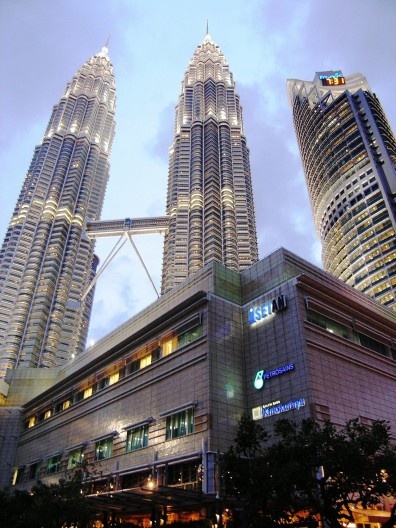 Petronas Twin Towers (com Shopping Suria), de Cesar Pelli, e a torre Menara Maxis, de Roche-Dinkeloo, Kuala Lumpur